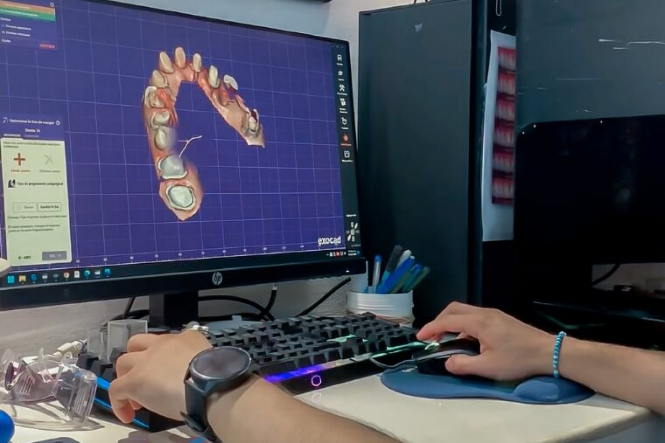 Advanced Cabo Dentistry dental technician working with CAD/CAM software